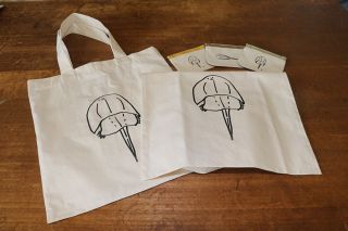 笠岡のシンボル 日常使いを 　カブトガニのトートバッグ商品化 ＳＩＲＵＨＡ
