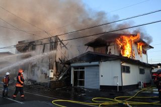 倉敷で住宅３棟焼く　けが人なし