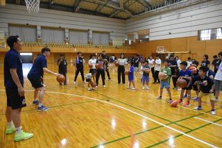 トライフープ選手と交流　真庭で親子参加フェスタ