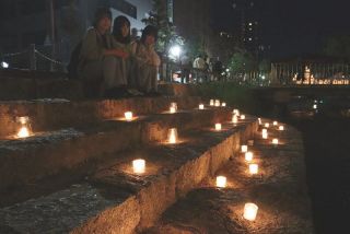 西川緑道公園 ろうそくの炎で包む　岡山市中心部 若者ら散策楽しむ