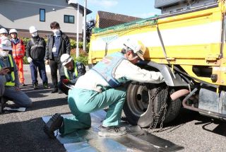 雪に注意 タイヤチェーン装着訓練　岡山国道事務所 トラック事業者に