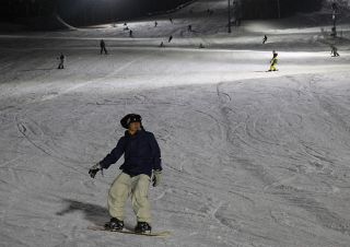 待ちに待った初滑り 真庭・蒜山のスキー場　岡山県内トップ切り今季の営業開始