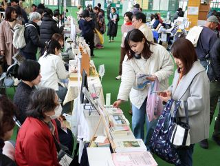 顔の見えるつながり求めて　岡山でＺＩＮＥ販売イベント