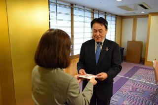 ジュニア育成に役立てて 県ゴルフ協会に浄財贈る　山陽新聞レディース杯事務局 