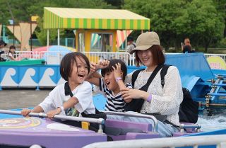 障害ある子どもと家族 遊園地満喫　おもちゃ王国貸し切り アトラクションに歓声