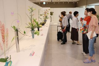 秋の花材を使った力作並ぶ　天満屋岡山店で市いけばな展