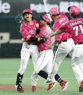 楽８―７西（２２日）　楽天、延長十二回にサヨナラ勝ち