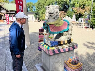 鮮やか編み物で境内愛らしく　藤田神社で毛糸アート