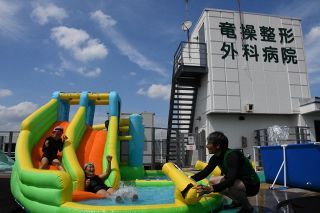 屋上の子ども用プールに人工芝を　竜操整形がＣＦ、通年の活用を計画