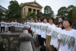 シシャモ２５０匹 まるでナイアガラ花火　Ｔシャツ着て撮影イベント、倉敷