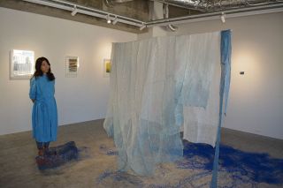 糸で紡ぐ記憶　美術家・李侖京が岡山で個展「時の欠片」　