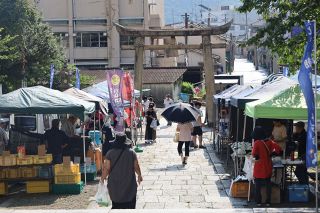 絆つむいで１５年、福山・鞆の「軽トラ市」　地元特産品販売、活性化に一役