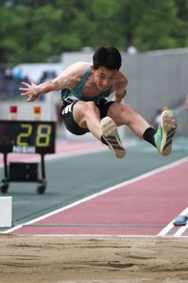 男子走り幅跳び津田（津山）、女子１５００横山（朝日）が１年生Ｖ　男子砲丸投げは川崎（商大付）が制す　岡山県高校総体陸上