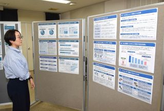 津山・美作大存続の在り方考えよう　公立化テーマのパネル展、市役所で６日まで