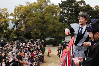 岡山城節分祭 山口馬木也さん登場　人気俳優、裃姿で豆まき
