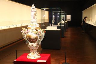 近現代西洋陶磁器の魅力紹介　備前市美術館 特別展開幕