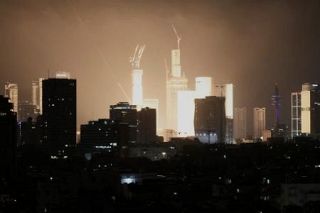 降り注ぐ閃光、テルアビブで爆発　「激化しないで」祈る住民