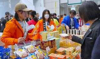 小倉選手が東京で岡山特産品ＰＲ　総社出身の女子プロゴルファー