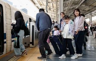 ＧＷ後半４連休初日、混雑ピーク　鉄道や航空で満席、高速道は渋滞
