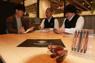 クラブン、独自文具で集客増狙う　天然木のボールペンや革製手帳カバー