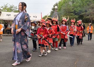 井原ゆかりの北条早雲しのぶ　太鼓演奏や武者行列披露