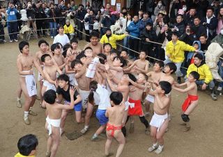 岡山・松林寺で「子供会陽」　小学生たちが宝木求め奮闘