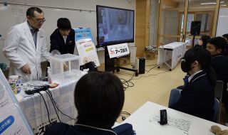 害虫使い〝生きた授業〟　福山の学校で虫ケア用品研究員