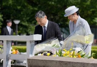 両陛下、原爆慰霊碑に供花　即位後初の広島訪問