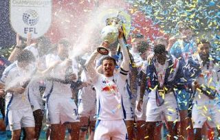 田中碧所属のリーズが優勝　イングランド２部、得失点差で