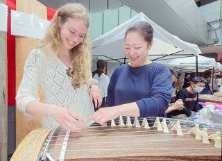 福山「ばらの日」市民と国際交流　琴演奏体験やマルシェ楽しむ