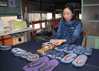 福山の伝統融合「デニム草履」製作　松永町の南さん、履物文化継承へ