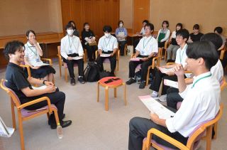 津山のまちづくり議論 市長と市民「トーク」開始　初回 高校生１３人参加