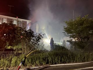 住宅と空き家３棟全焼 倉敷・玉島　けが人なし、車から出火し通報　