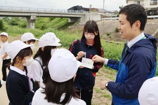 宮川の環境考える初の出前講座　美作高自然科学部が弥生小児童に