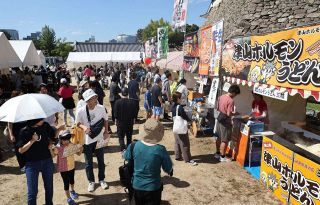 歴史、食、ステージに笑顔　「秋のおかやま桃太郎まつり」「集え！　岡山城」開幕