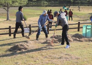アッケシソウを守ろう　 浅口・寄島の自生地で住民ら草刈り