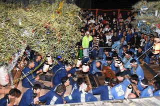 激しいぶつかり合いで町並み熱気　真庭・勝山喧嘩だんじり