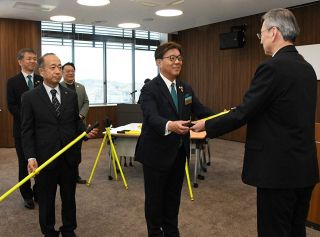 子どもの見守り活動に活用して　イエローステッキ 岡山県警に寄贈 ＬＣ国際協会３３６－Ｂ地区