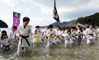 空手の門下生ら仙酔島で寒稽古　福山、元気よく拳を突き出す