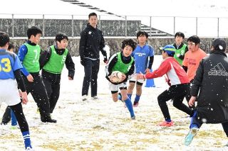 美作でラグビースクール交流会　子どもたち 雪の中で元気にプレー