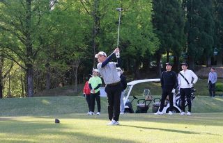 旧友と和やかにゴルフ　岡山グリーン同窓会 １７８人参加