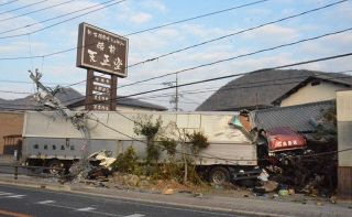 岡山県内２５年初の交通死亡事故　備前の国道２号 トラック電柱衝突