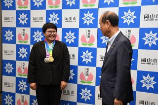 パワーリフティングアジア大会 準優勝報告　佐山選手（岡山商科大）市長訪問