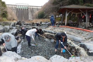 真庭・湯原温泉「砂湯」で大掃除　観光関係者ら湯の恵みに感謝