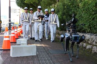 四足歩行ロボで道路安全確認　岡山工業高のパトロール隊