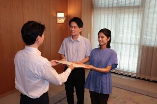 岡山県が成婚４００組目のカップル祝福　縁むすびネット