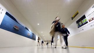 瀬戸芸へ誘う巨大ポスターずらり　岡山一番街、春会期に合わせ並ぶ