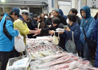 正月用ブリ販売 家族連れらでにぎわう　備前・伊里漁協で歳末市