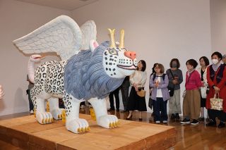 井原・田中美術館で特別展「共鳴スルカタチ」開幕　近代彫刻の巨匠と現代作家の作品を並べる