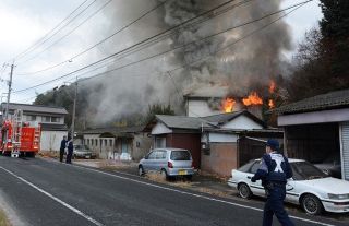 井原で民家全焼　住人２人は外出し無事